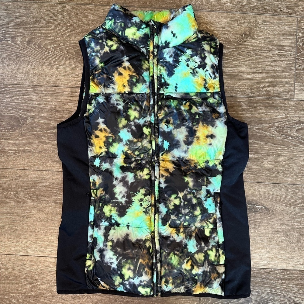 Fabletics Elliot Packable Puff Vest Tie Dye Trip - Picture 11 of 13